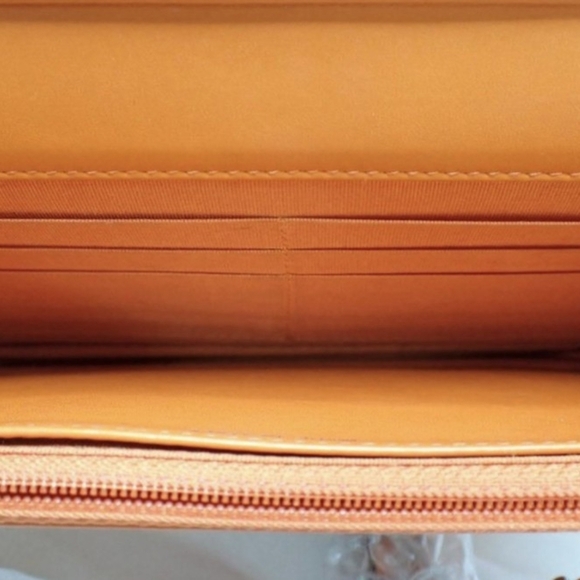 Authentic Chanel Matelasse Patent Leather Crossbody Bag..RARE - Picture 9 of 16